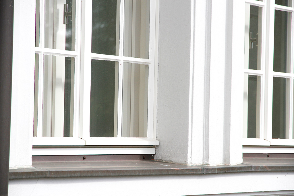 https://www.maler-frank.de/images/referenzen/Stadtmuseum Gera Anstrich der stark gegliederten Fensterflaechen mit einem ventilierenden System Bild 2 Detailansicht.jpg